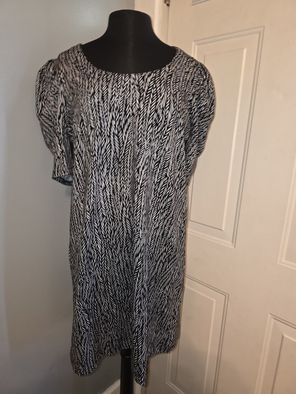 Chico's Zenergy Black Puffed Sleeve Knit Dress Abstract Lines Size L (2)